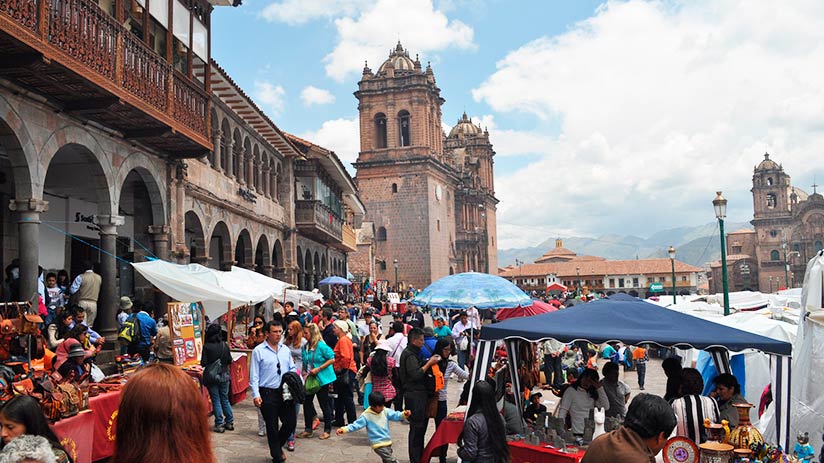 shopping during christmas in cusco