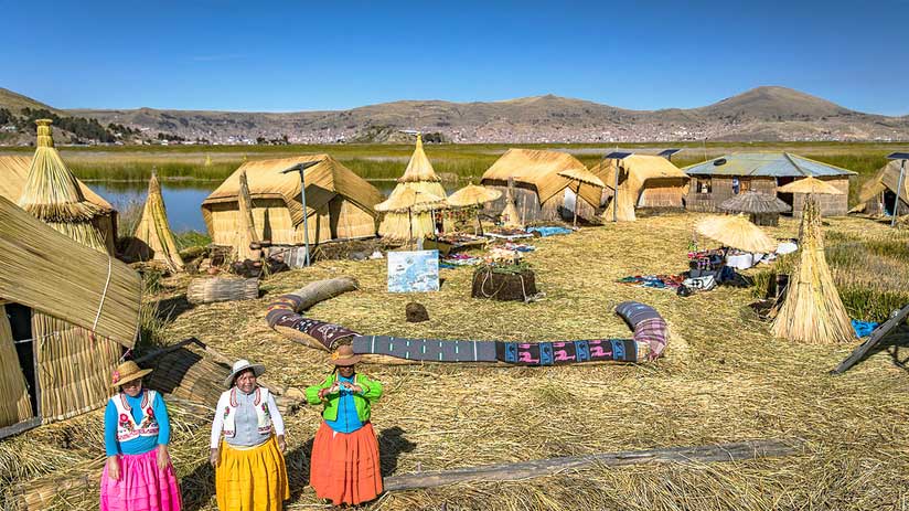 where is lake titicaca uros island located