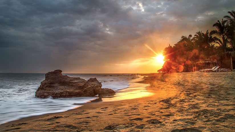 visiting peru in december mancora beach