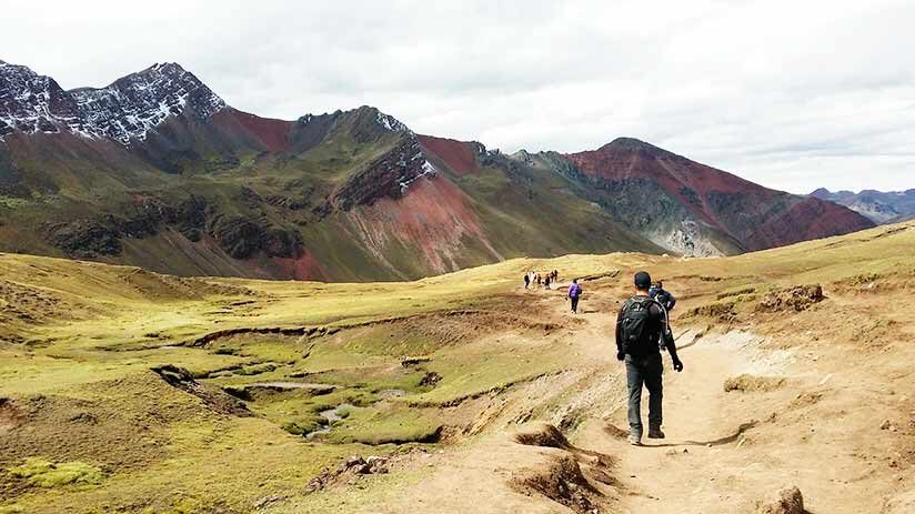 where is peru in mountain range