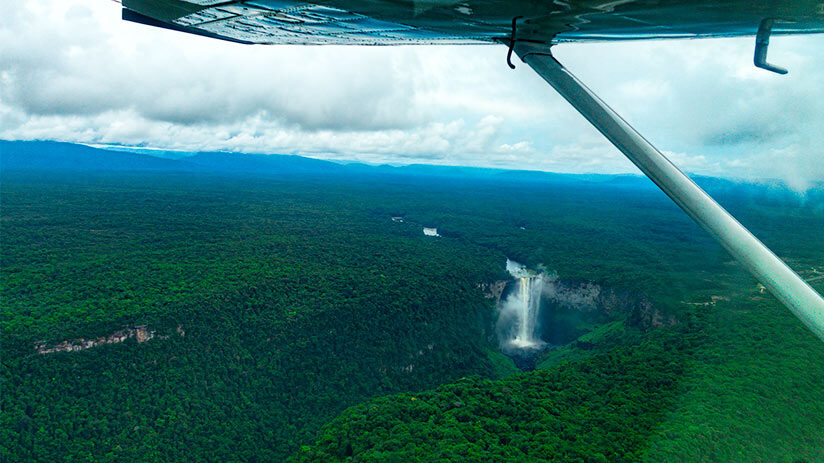 get by plane to amazon in peru