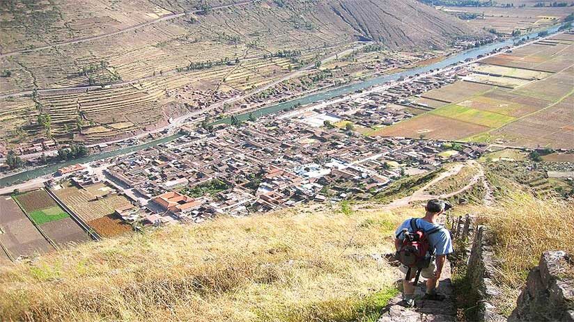 descending pisac town