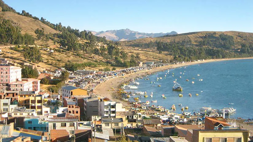 where is lake titicaca copacabana located