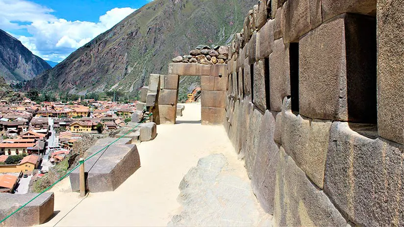 ollantaytambo door