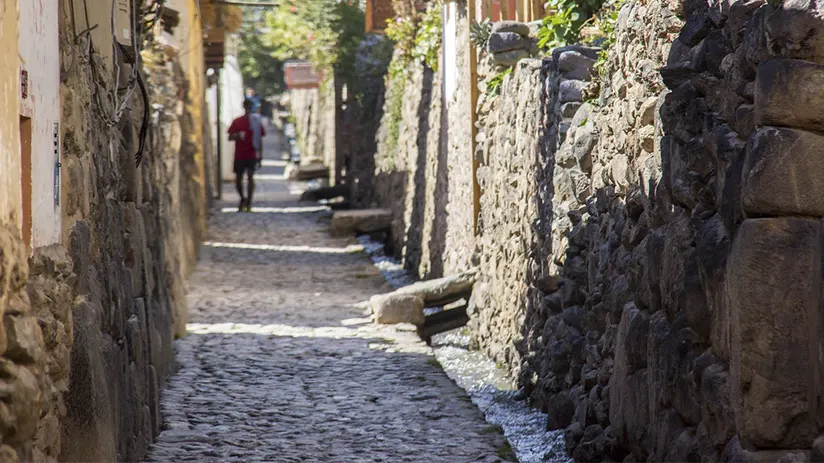 Walk through Ollantaytambo streets