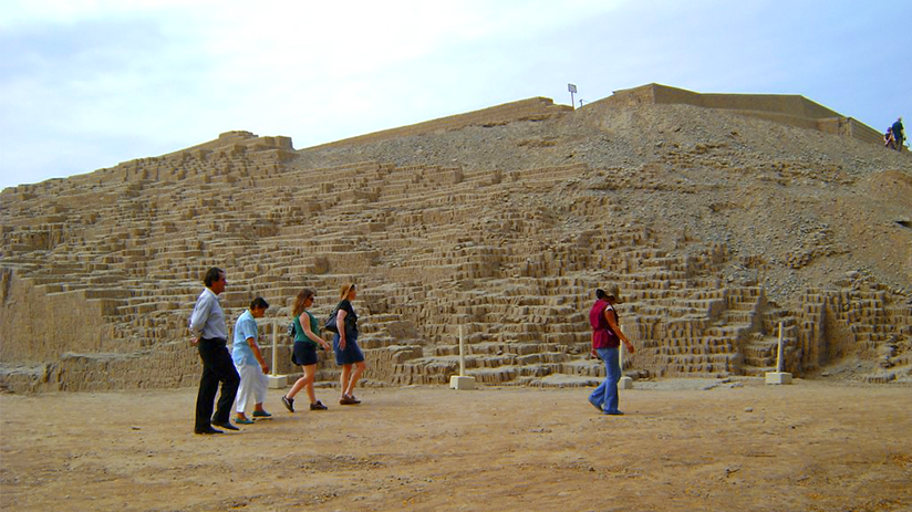 Guided tour in Huaca Pucllana