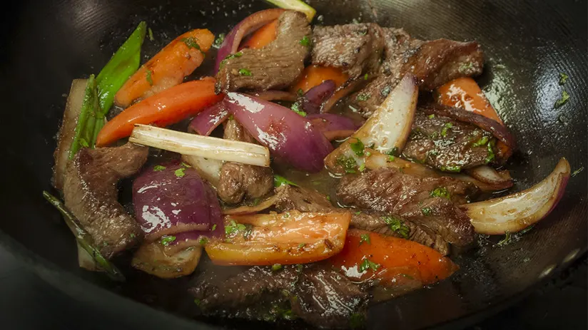 Lomo saltado preparation